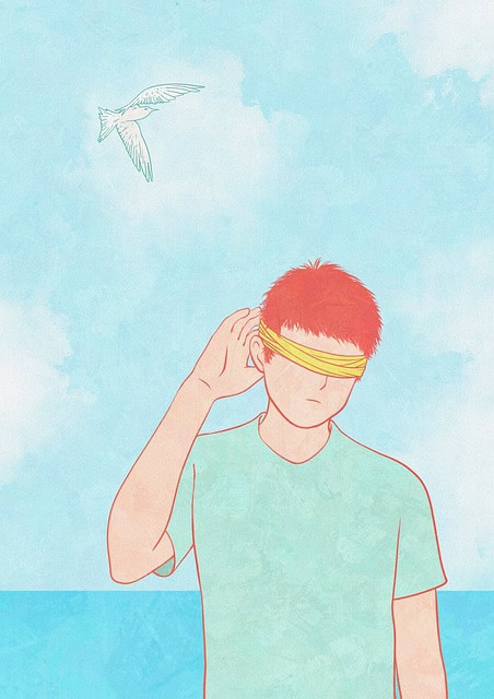 Ilustración de una persona con cabello corto y con los ojos vendados, de pie contra un fondo del océano y el cielo con un pájaro volando sobre su cabeza, que simboliza la discapacidad sensorial dual.