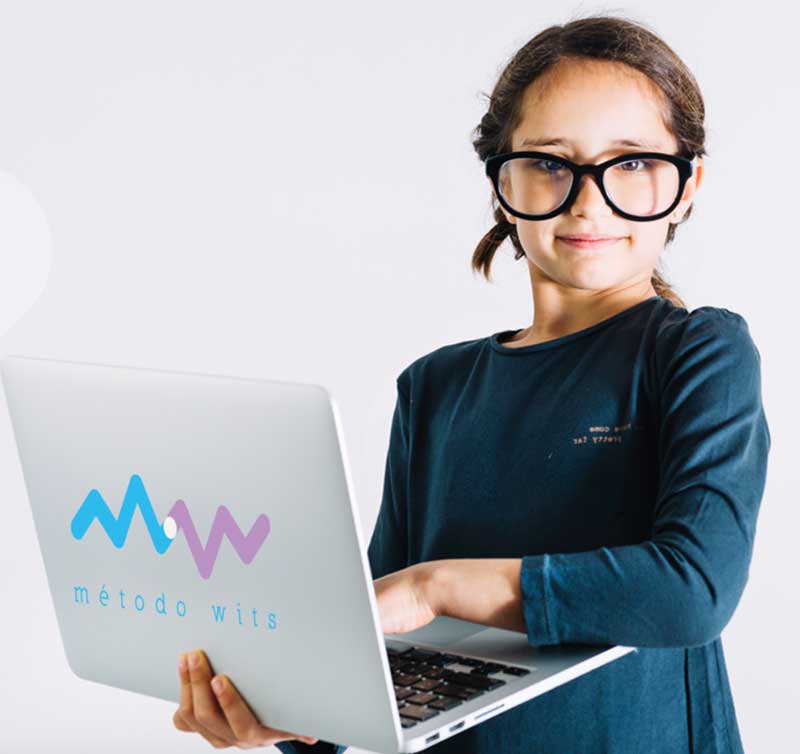 Una joven con gafas grandes sostiene una computadora portátil que muestra un logotipo con el texto "MÉTODO WITS". Está vestida con una blusa azul marino de manga larga sobre un fondo blanco liso.