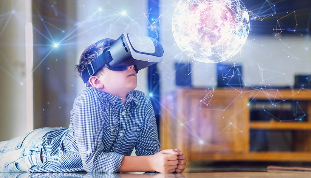 Un niño con autismo tirado en el suelo usa un casco de realidad virtual y contempla una esfera digital abstracta y brillante en la sala de estar.